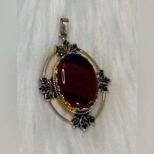 (186)Vintage Gold Tone Leaf Frame Red Agate Pendant